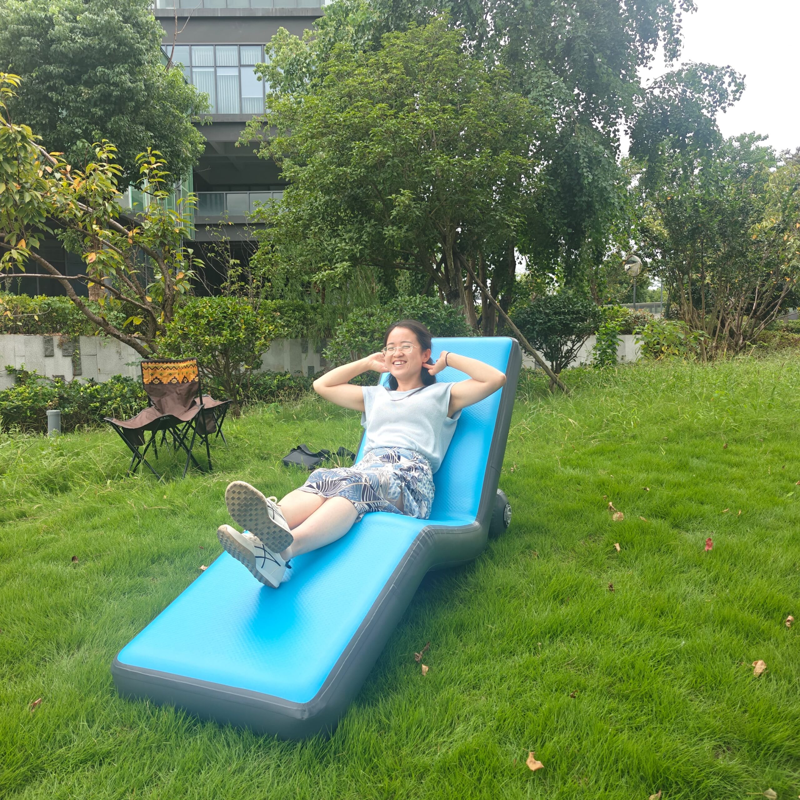 Inflatable lounge chair